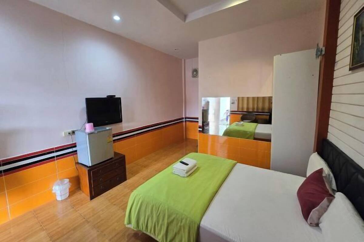 Desk, WiFi (free), bed sheets