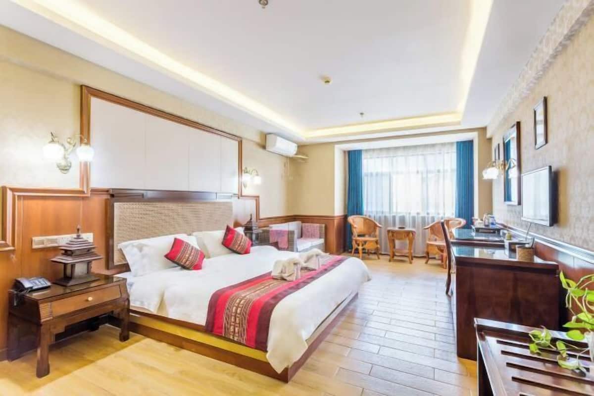 Minibar, desk, blackout curtains, free WiFi