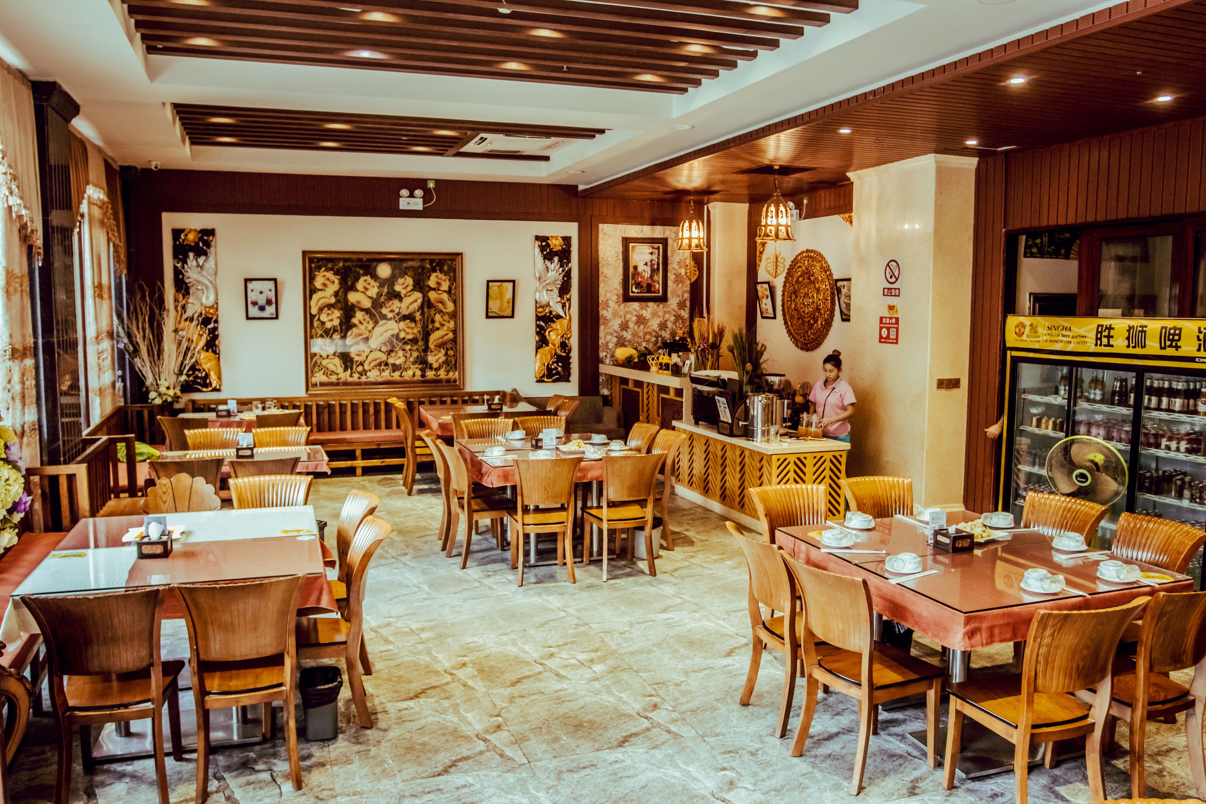 Petit déjeuner, déjeuner et dîner servis sur place, plats Cuisine thaï 