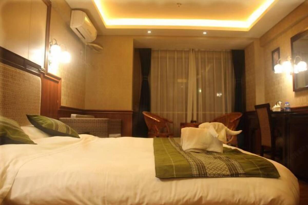 Minibar, desk, blackout drapes, WiFi (free)