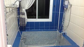 Standard Double Room | Bathroom shower