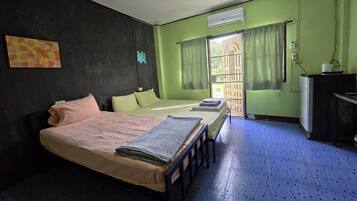 Triple Room | Desk, free WiFi