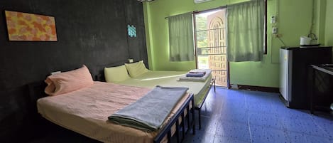Triple Room | Desk, free WiFi