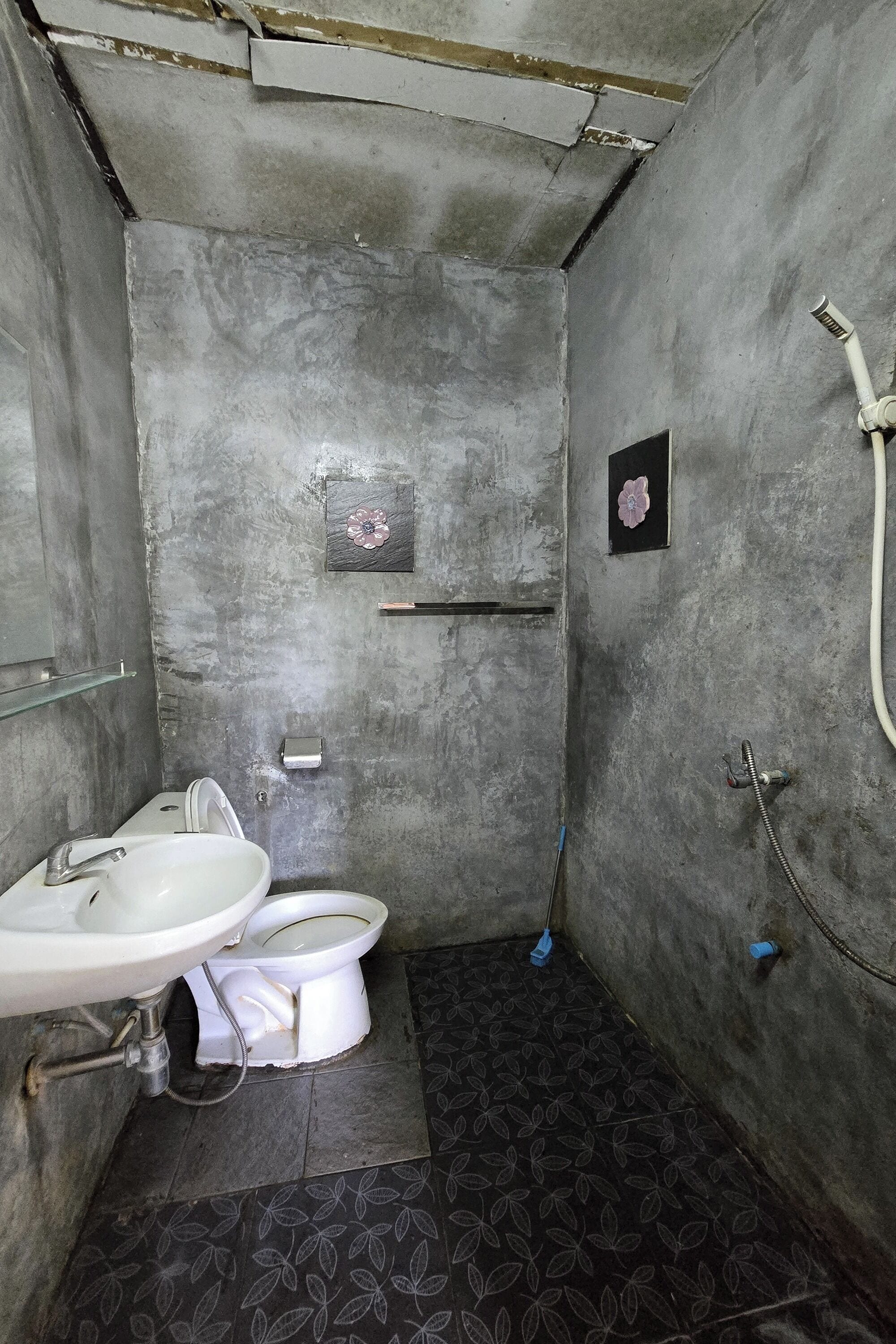Vierpersoonskamer | Badkamer | Een douche, een regendouche, gratis toiletartikelen, een bidet