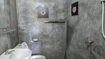 Vierpersoonskamer | Badkamer | Een douche, een regendouche, gratis toiletartikelen, een bidet