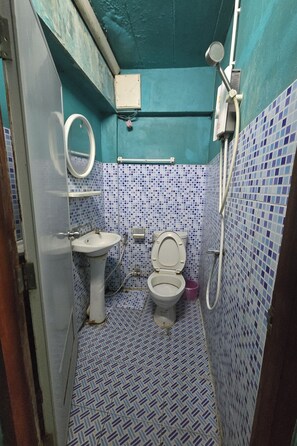 Standard Double Room | Bathroom | Shower, rainfall showerhead, free toiletries, bidet - Malai Place Lampang (Lampang)