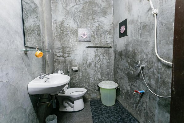 Quadruple Room | Bathroom | Shower, rainfall showerhead, free toiletries, bidet - Malai Place Lampang (Lampang)
