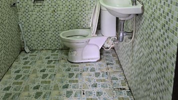 Habitación cuádruple | Baño | Ducha y cabezal de ducha tipo lluvia