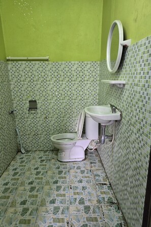 Quadruple Room | Bathroom | Shower, rainfall showerhead, free toiletries, bidet - Malai Place Lampang (Lampang)
