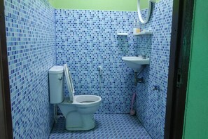 Triple Room | Bathroom | Shower, rainfall showerhead, free toiletries, bidet - Malai Place Lampang (Lampang)