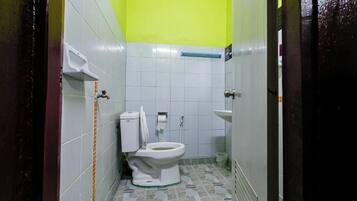 Double Room | Bathroom | Shower, rainfall showerhead, free toiletries, bidet
