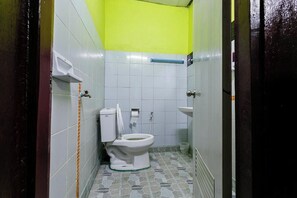 Double Room | Bathroom | Shower, rainfall showerhead, free toiletries, bidet - Malai Place Lampang (Lampang)