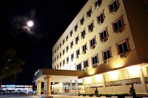 住宿正面 (夜晚)