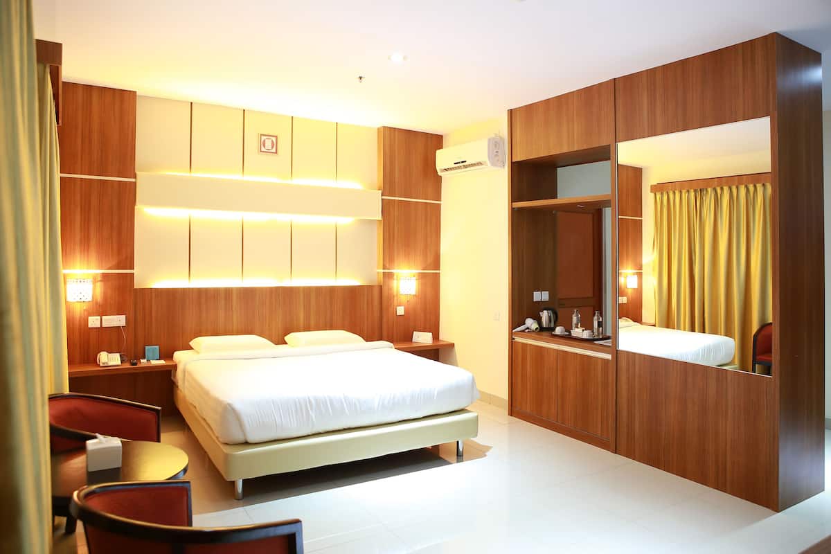 Suite | Desk, free WiFi, bed sheets