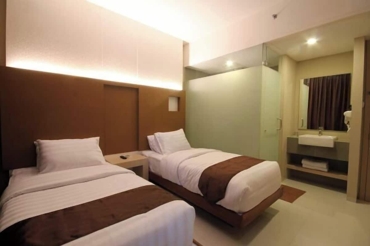 Desk, WiFi (free), bed sheets