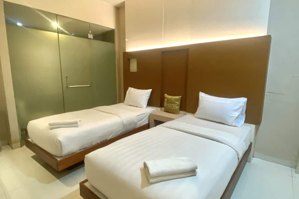 superior twin room | 1 bedroom, desk, free wifi, bed sheets