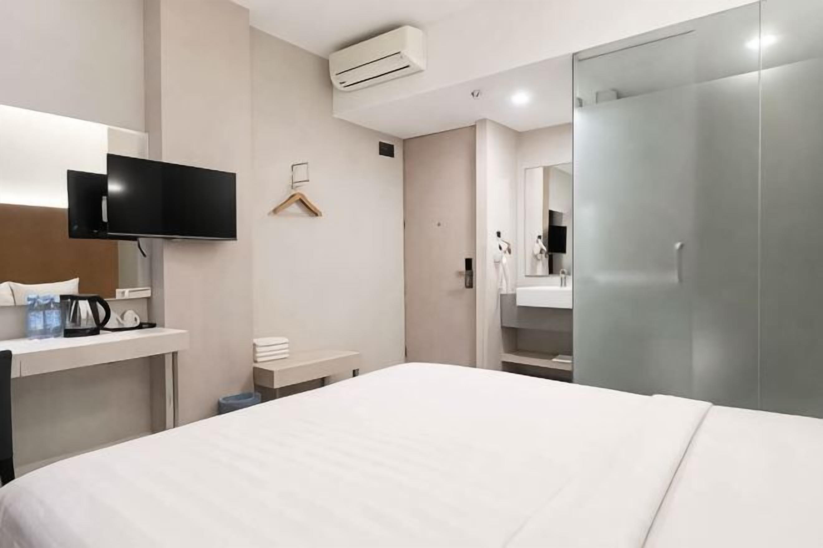 Desk, free WiFi, bed sheets