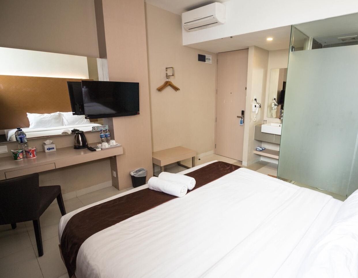 1 bedroom, desk, free wifi, bed sheets