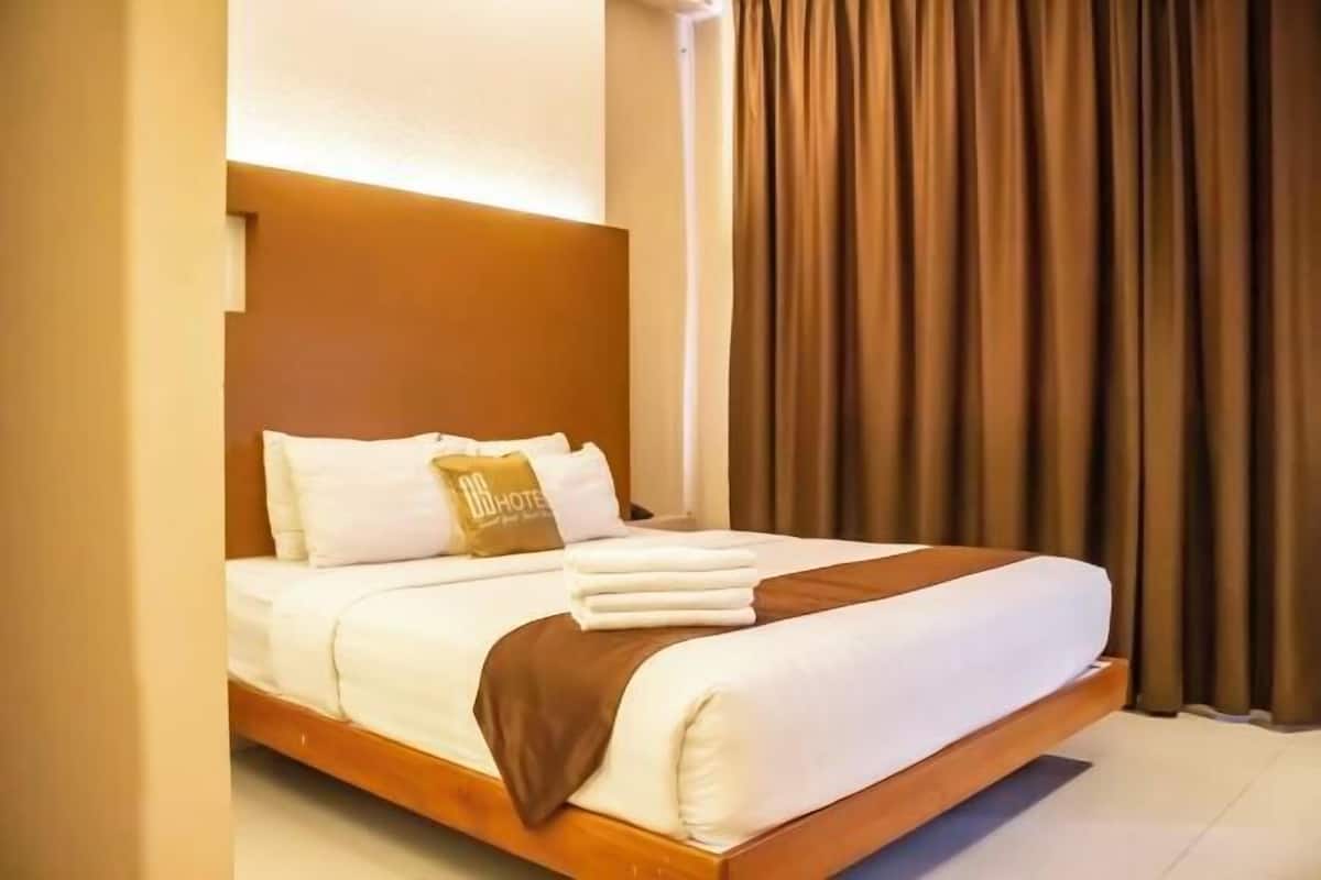Desk, WiFi (free), bed sheets
