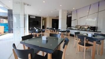 Petit déjeuner et déjeuner servis sur place, spécialités Cuisine locale