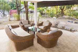 Villa 3 (4bedrooms) | Escrivaninha, Wi-Fi de cortesia