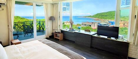 Deluxe Ocean View Suite with Balcony | Premium bedding, individually decorated, blackout drapes, rollaway beds