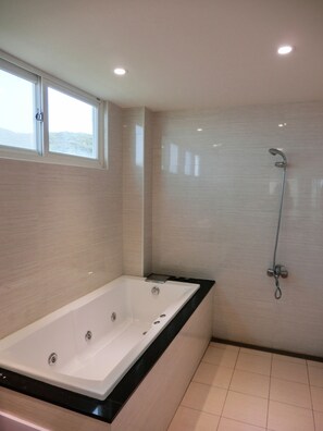 Deluxe Ocean View Suite with Balcony  | Jetted tub - The Easy Space (New Taipei City)