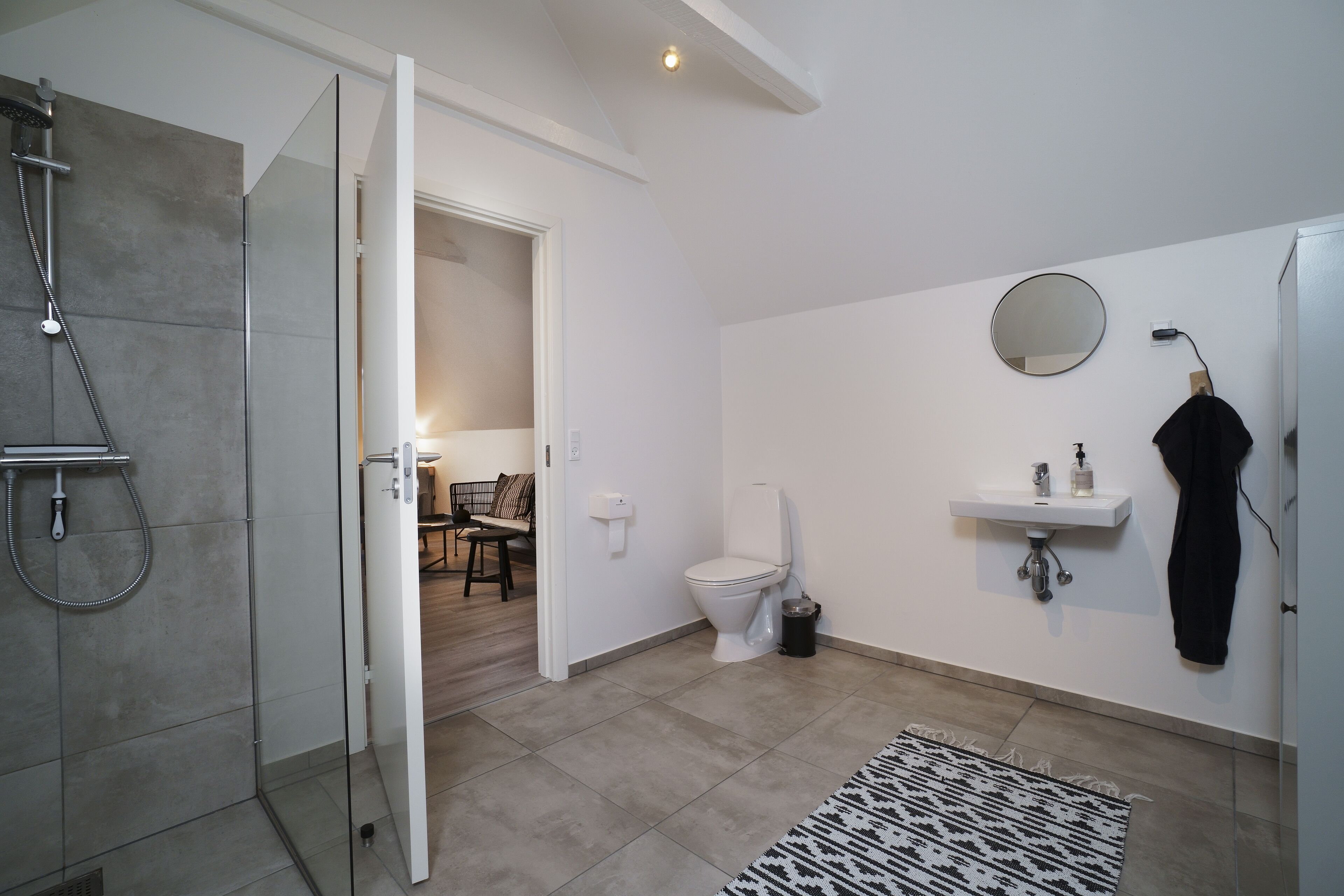 Neljän hengen standard-huone | Kylpyhuone | Suihku, sadesuihkupää, hiustenkuivaaja, pyyhkeet