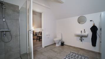 Standard Quadruple Room | Bathroom