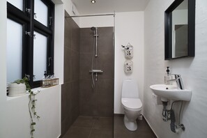 Habitación cuádruple, patio | Baño | Regadera, regadera tipo lluvia, secadora de cabello, toallas 