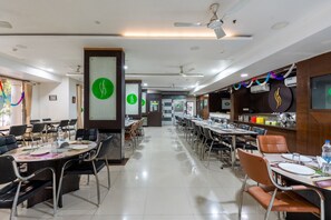 Breakfast, lunch and dinner served - Treebo South Avenue, 700 Mts From Promenade Beach (Puducherry)