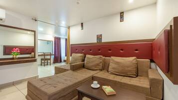 Deluxe Room | Desk, free WiFi
