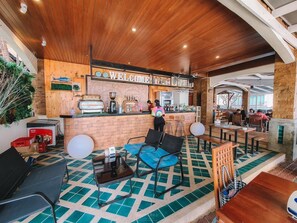 บริการอาหารเช้า อาหารกลางวัน อาหารเย็น, อาหารนานาชาติ, วิวชายหาด 