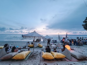 供應早餐、午餐、晚餐；多國菜；海灘景