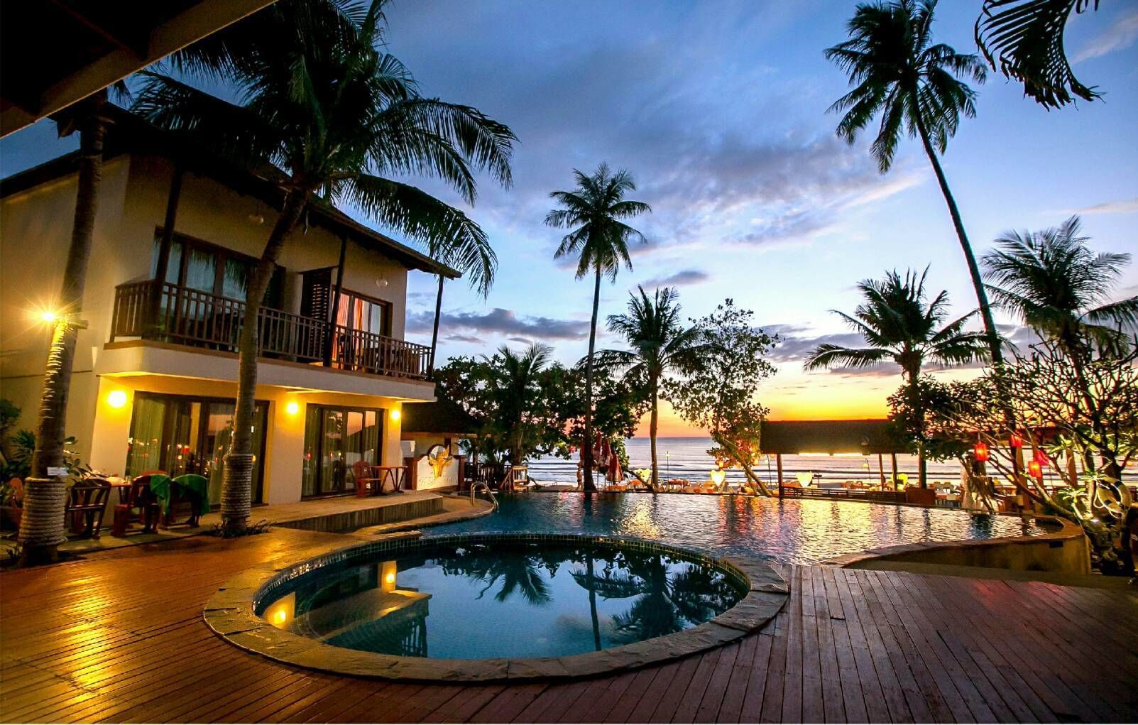 Una piscina al aire libre, sillones reclinables de piscina