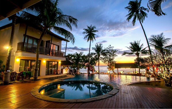 Piscine extérieure, chaises longues