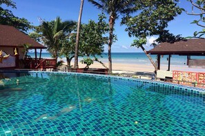 Piscine extérieure, chaises longues