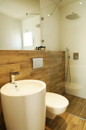 Pancuran mandi, kelengkapan dandanan diri percuma 