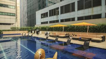Piscine extérieure, parasols de plage, chaises longues