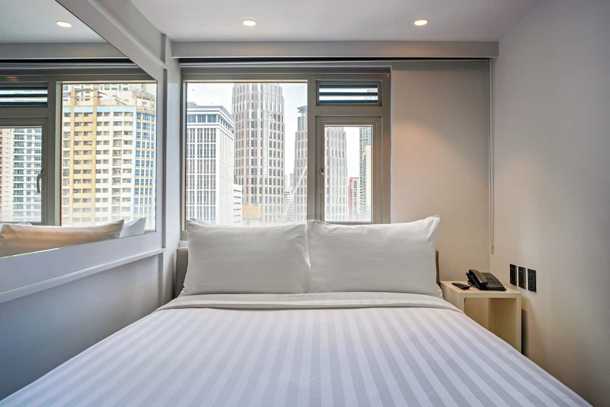 Standard Double Room, City View | Peti besi dalam bilik, dihias secara berasingan