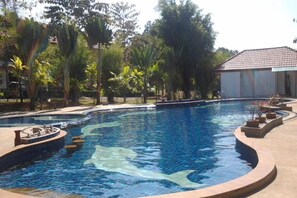 Outdoor pool - Golden Cliff Beach (Laem Ngop)