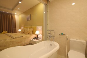 Royal Honeymoon | Baño | Regadera, amenidades de baño gratuitas, secadora de cabello, batas
