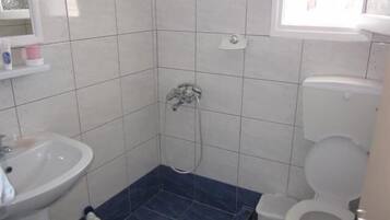 Een douche, gratis toiletartikelen, een haardroger, handdoeken