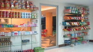Una tienda con estantes llenos de diversos productos alimenticios y bebidas.