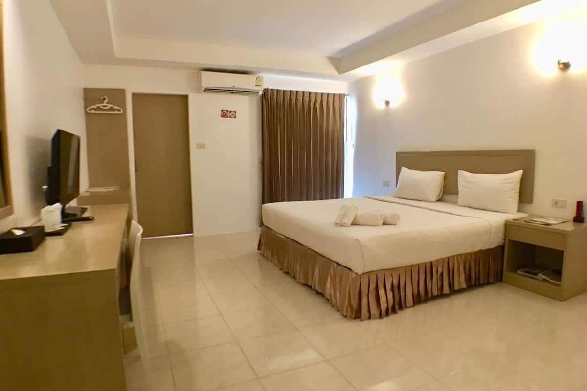 standard double room | hypo-allergenic bedding, desk, blackout curtains, free wifi