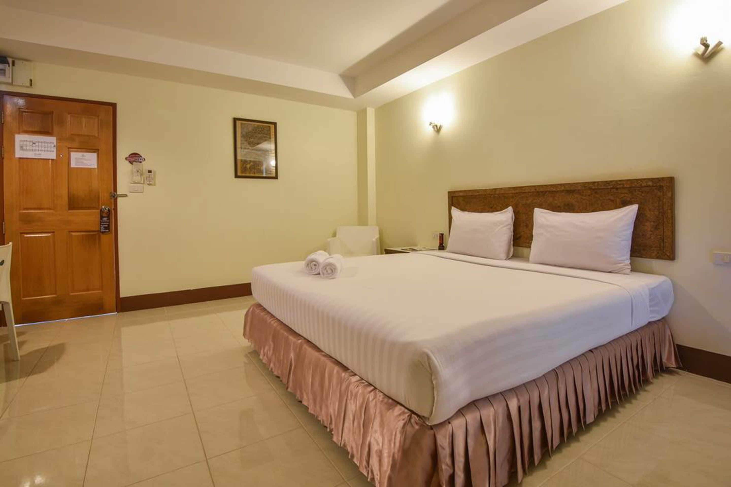 standard double room | hypo-allergenic bedding, desk, blackout curtains, free wifi