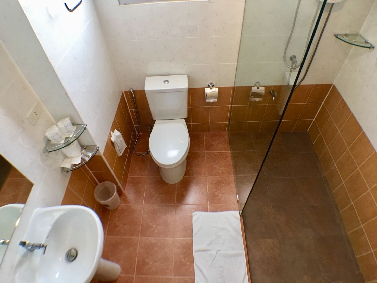 standard twin room | bathroom | shower, free toiletries, hair dryer, towels