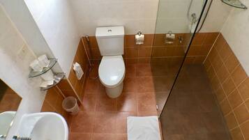 Standard Twin Room | ห้องน้ำ | ฝักบัว, ของใช้ในห้องน้ำฟรี, ไดร์เป่าผม (มีให้บริการตามคำขอ), ผ้าเช็ดตัว