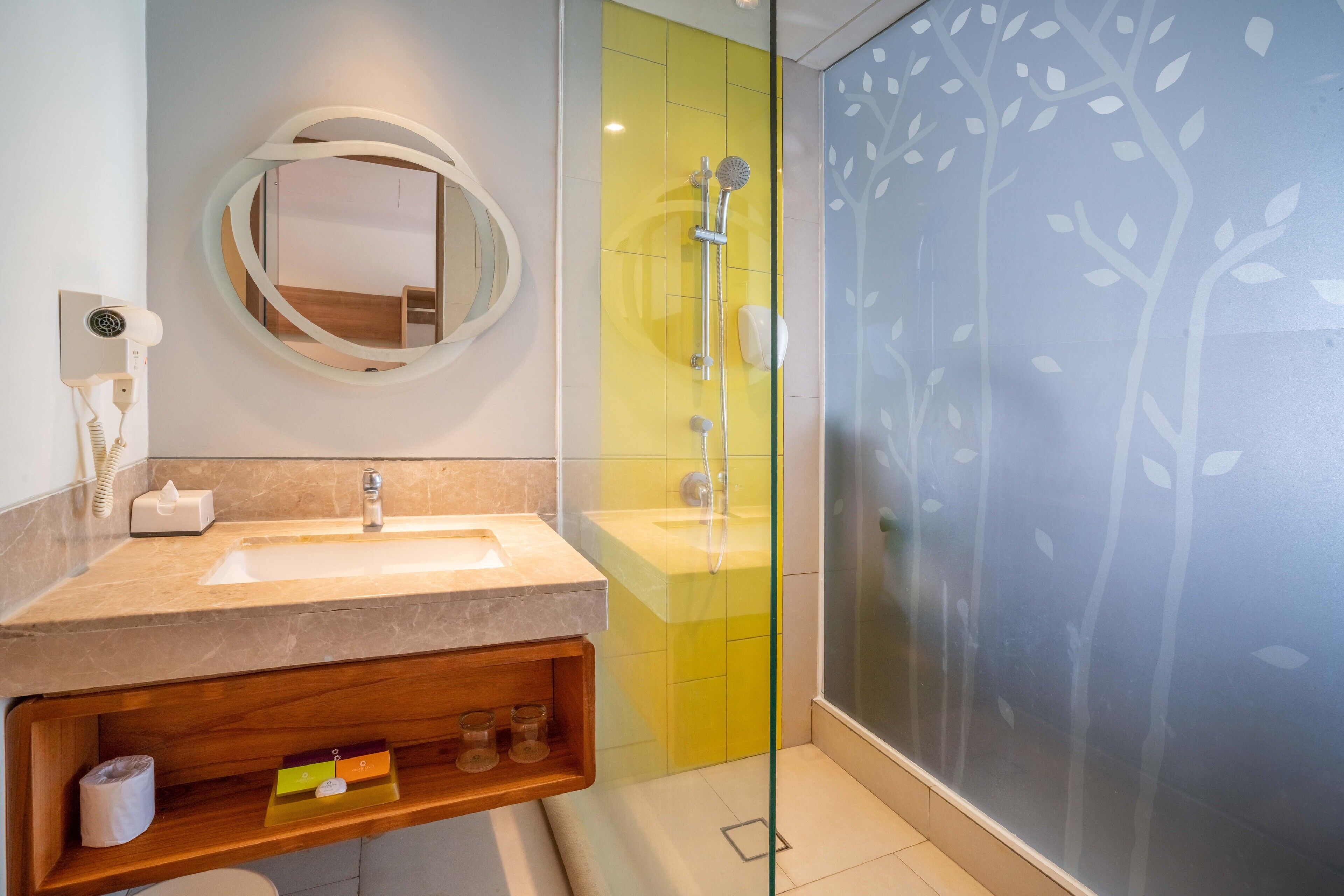 Une salle de bain avec un lavabo, un miroir et une douche.