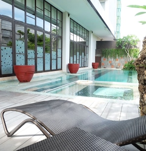 Una piscina al aire libre